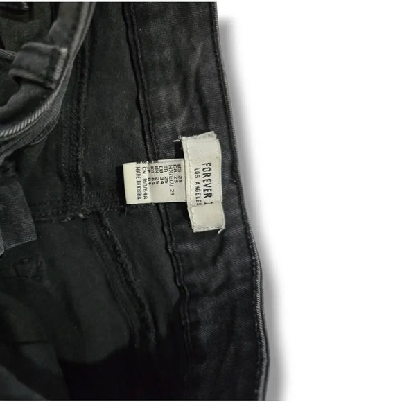 Forever 21 women's black rolled Cuffs denim shorts  - size 25 - Picture 3 of 7